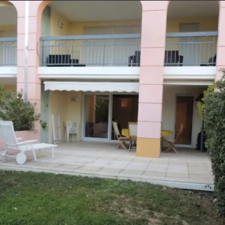 With Pool And Garden In Saint Aygulf Apartamento